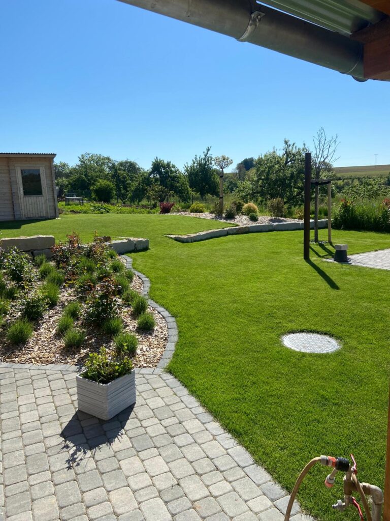 Warum professionelle Gartenpflege langfristig Zeit und Kosten spart